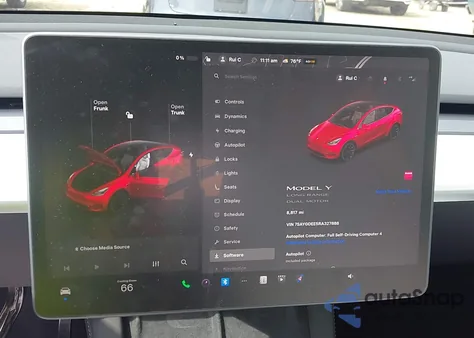 2024 Tesla Model Y Long Range Dual Motor All-Wheel Drive z USA, uszkodzony, nr VIN 7SAYGDEE5RA327888